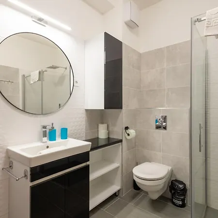 Honved77-79 By Bltn Apartment