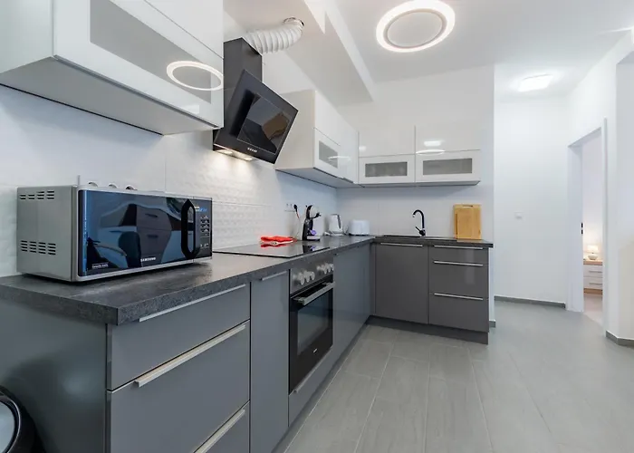 Apartment Honved77-79 By Bltn *