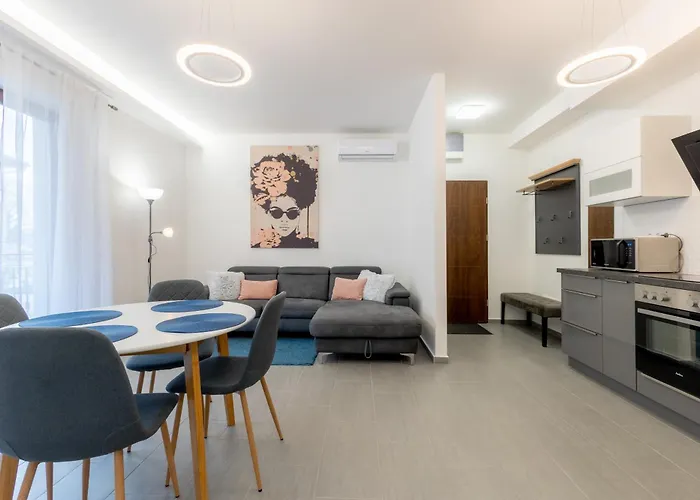 Apartment Honved77-79 By Bltn *